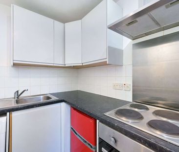 Spacious Studio Apartment in the Heart of Clifton - Photo 3