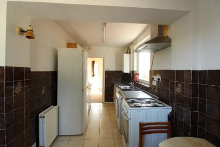 4 bedroom semi-detached house to rent - Photo 5