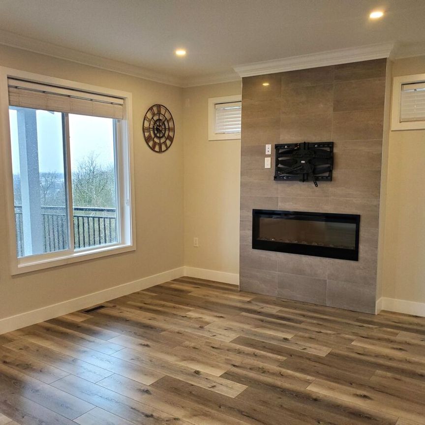 Bright, Open Concept Upper! - Photo 1