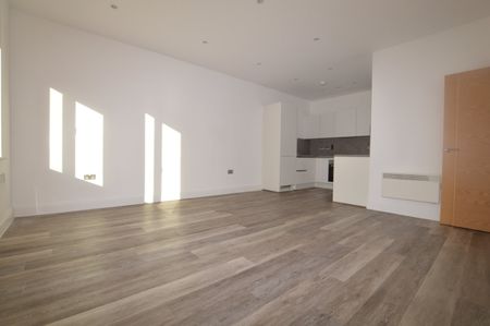 Flat to rent - Elmfield Road, Bromley, BR1 - Photo 3
