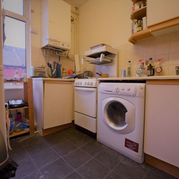 2 bedroom Flat in Harold Grove, Leeds - Photo 1