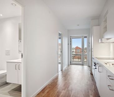 Rummelig og lys 2-værelses lejlighed med egen altan og unikke fælle... - Foto 1