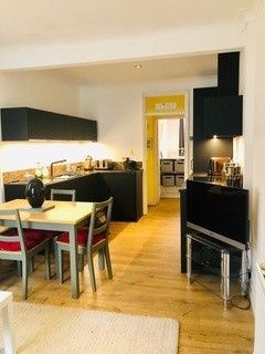 2 Bed Flat, Old Woolwich Road, SE10 - Photo 3