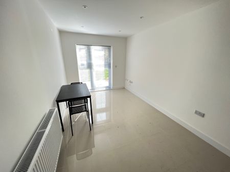 Modern 2-Bedroom, 2-Bathroom Student Apartment in Portswood, Southampton - Photo 2