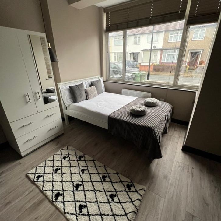 Room in a Shared House, Woodmansterne Road, SW16 - Photo 1