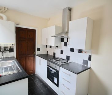 AVAILABLE NOW TWO DOUBLE BEDROOM S DINING ROOM FRONT RECEPTION ROOM... - Photo 2