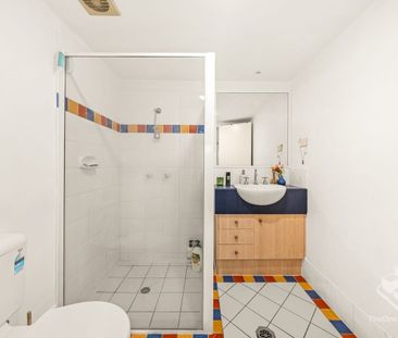 Large Apartment With Park View - Photo 6