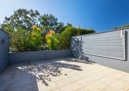 Tri-level Three Bedroom Terrace Residence - Photo 5