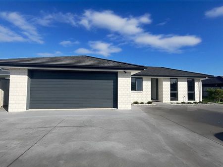 Modern, near new four bedroom - Photo 2