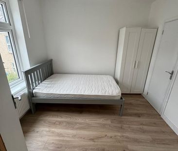 Room in a Shared House, Cairns Crescent, BS2 - Photo 4