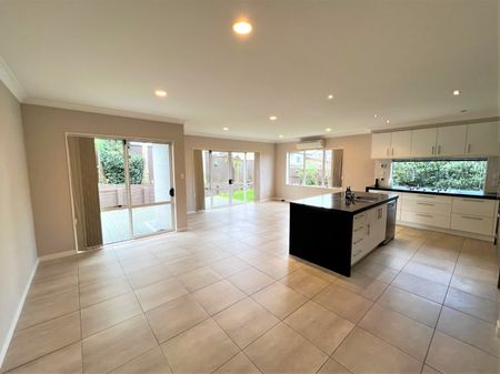 1 Solstone Place, Flat Bush, Auckland - Photo 3