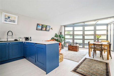 Bright split-level two bedroom home on the top floors of a period conversion - Photo 2