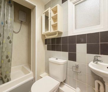 Self Contained studio flat ideal for single working person only- £1... - Photo 3