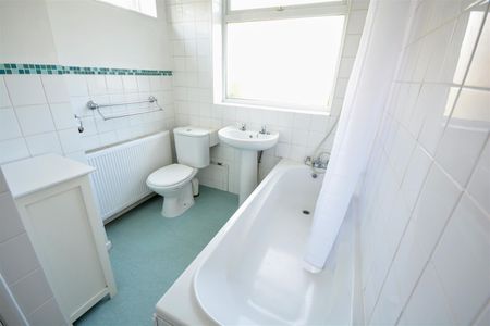 Garlands Road, Leatherhead, Surrey, KT22 7EZ - Photo 4