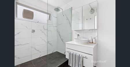 Stunning, Renovated, Secure Apartment In Perfect Location! - Photo 4