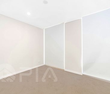 Modern Spacious Apartment, walking distance to the station - Photo 2