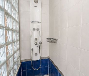 🏡 À LOUER – SPACIEUSE MAISON 5 CHAMBRES AVEC JARDIN 📍 À seulement 60 mètres de l’École européenne de Laeken - Photo 5