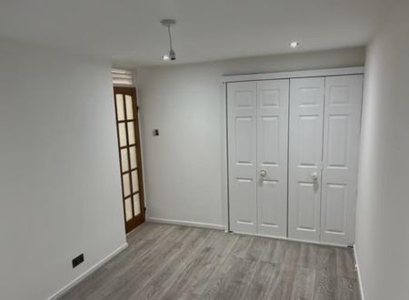 3 bedroom end of terrace house to rent - Photo 3