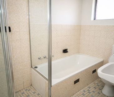 Nicely updated, top floor residence with a lock up garage & storeroom - Photo 4