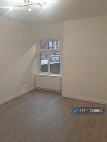 4 bedroom terraced house to rent - Photo 4