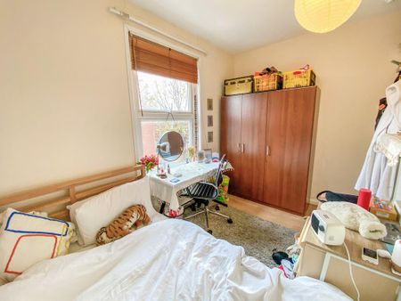 4 bedroom end of terrace house to rent - Photo 4