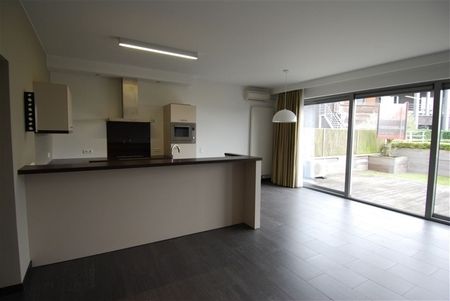 Prachtig appartement met 2 slaapkamers, terras en garagebox gelegen in Residentie Kloosterbempden, midden in het centrum van Maaseik. - Foto 3