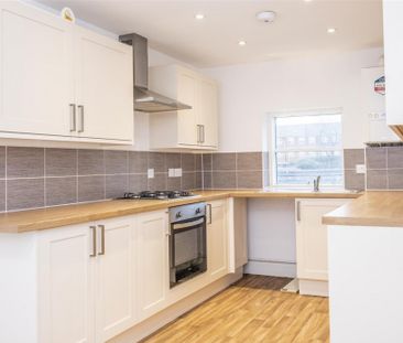 3 bed Apartment To Let - Photo 6