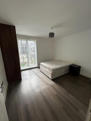 3 Bed Flat, Olympic Park Avenue, E20 - Photo 1