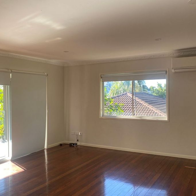 2-LEVEL CONTEMPORARY DUAL LIVING HOME LOCATED IN LEAFY CARINA HEIGHTS! - Photo 1