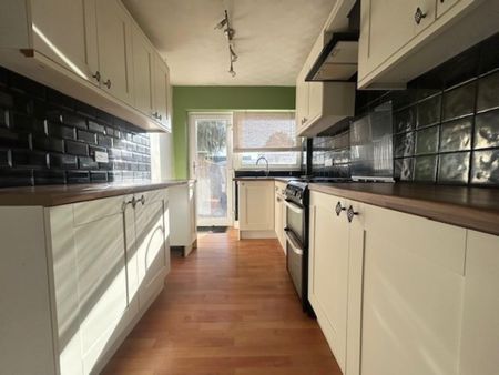 3 bedroom terraced house to rent - Photo 4