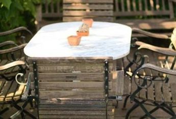 Center-Popolo: Spectacular Villino located in the center of Rome, in an exclusive private, secure park setting. Spacious living room, 4 bedrooms, 4 Baths, large panoramic terrace and gardens, parking. Ref #1910