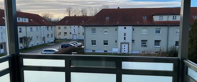 Bezugsfertige 3-Raum-Wohnung im 1. OG mit großem Balkon - Photo 1