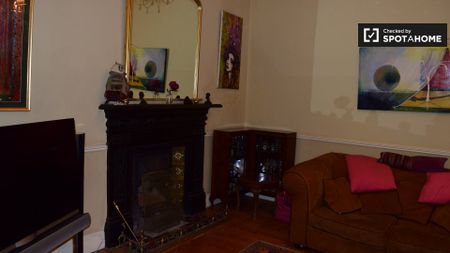 Ensuite room in 5-bedroom apartment in Churchtown, Dublin - Photo 4