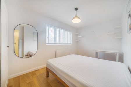 Peartree Avenue, London, SW17 - Photo 3