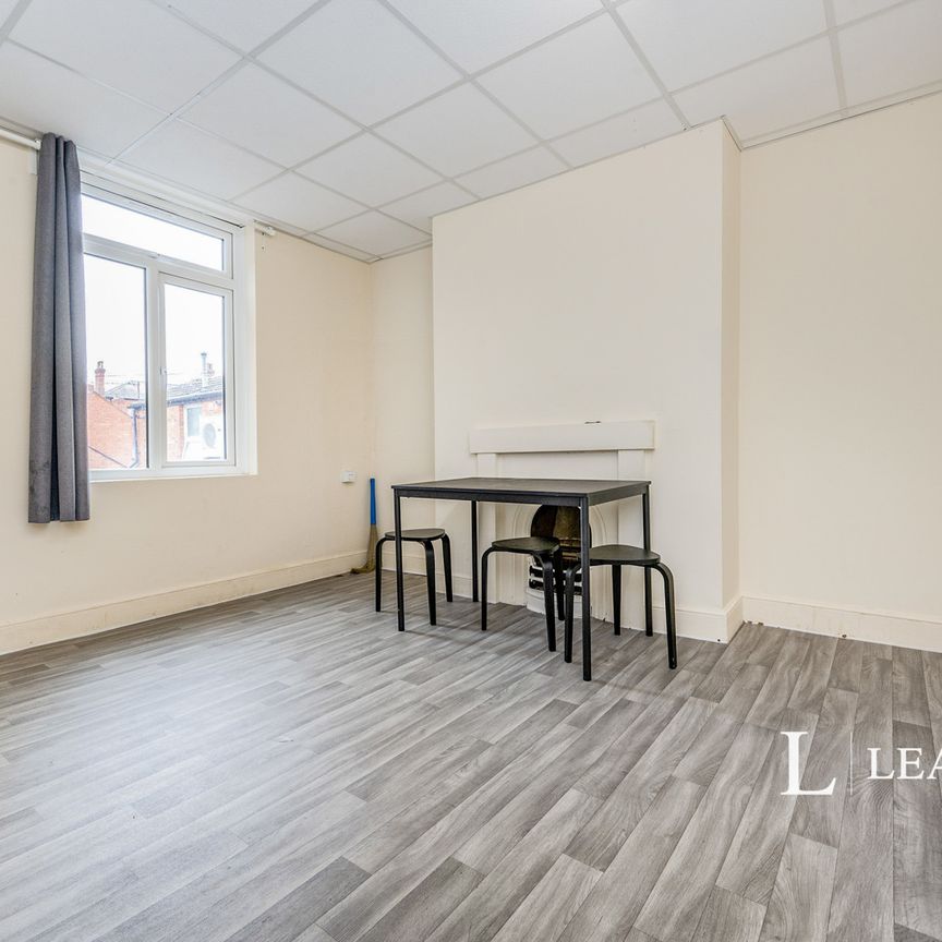 3 bedroom apartment to rent Stratford Road, Wolverton, Milton Keynes, Buckinghamshire, MK12 - Photo 1