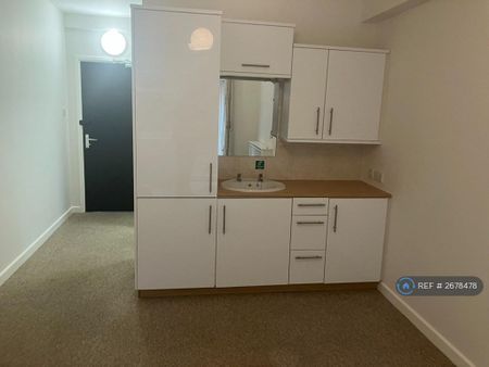 1 bedroom in a house share to rent - Photo 4