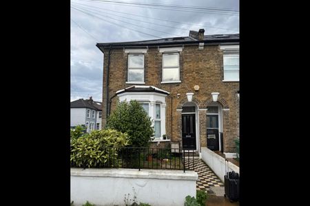 3 Bed Flat, Butchers Road, E16 - Photo 5