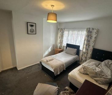 4 bedroom semi-detached house to rent - Photo 4