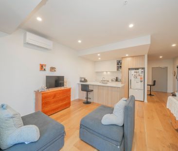 Sleek and Stylish Apartment - Photo 1