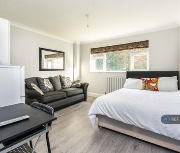 1 bedroom in a flat share to rent - Photo 3