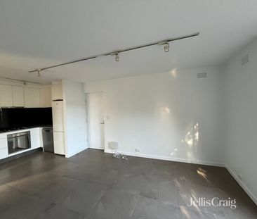 One-Bedroom Apartment in Princes Hill - Photo 5
