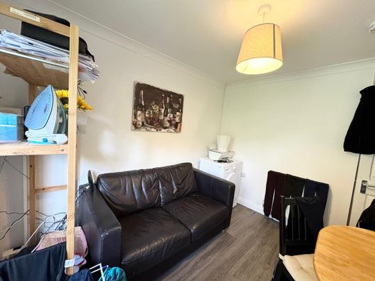 Room in a Shared House, Cedar Road, SO14 - Photo 1