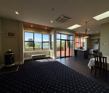 5 Bedroom Home with Sweeping Harbour Views - Photo 3