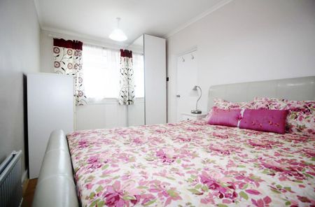 4 Bedroom House - End Terrace To Let - Photo 5