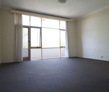 Spacious Two Bedroom Unit In Prime Location! - Photo 1