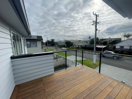 Modern 4-Bedroom Home in Mount Wellington - Photo 5