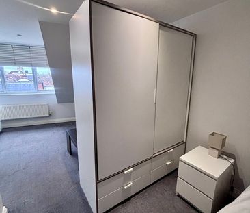 Room in a Shared Flat, Monkville Mansions, NW11 - Photo 6