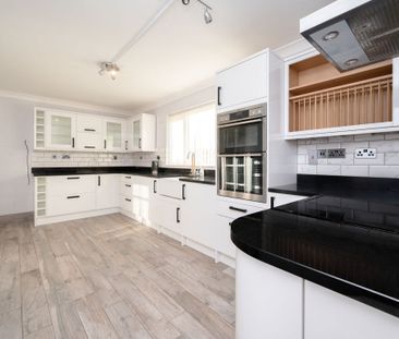 3 bedroom semi-detached house - Photo 5