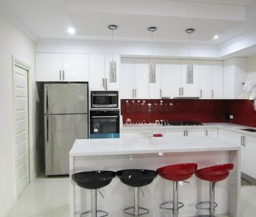 Stunning 5-Bedroom Family Home!! - Photo 5