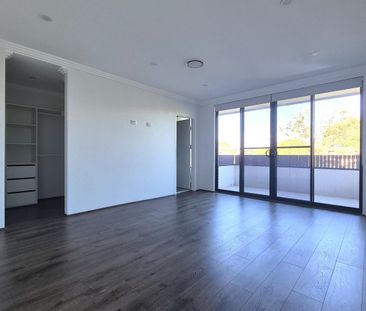 Entertainer's delight. Pristine Condition. Oversized family home wi... - Photo 6